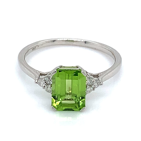 Anillo de Peridoto en oro blanco 10kt.  ANTES:  $399.00