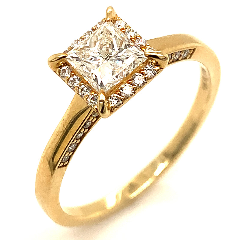 (LD) Anillo con diamantes de laboratorio en oro amarillo 10kt.