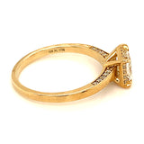 (LD) Anillo con diamantes de laboratorio en oro amarillo 10kt.
