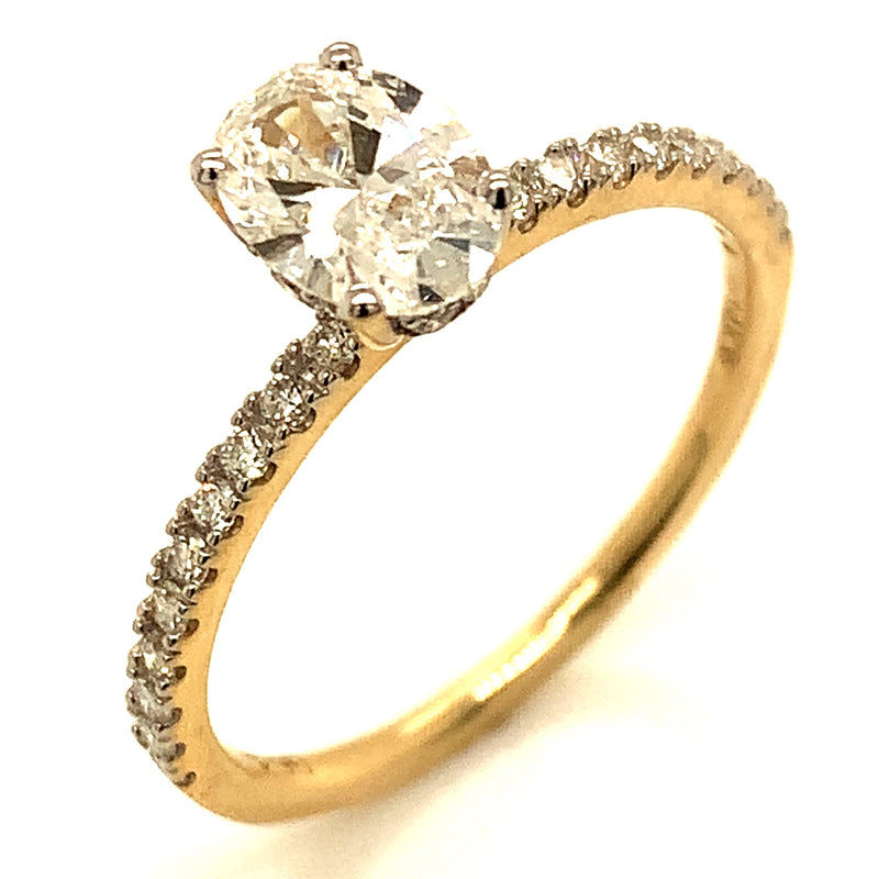 (LD) Anillo con diamantes de laboratorio en oro amarillo 14kt.