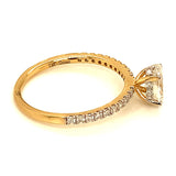 (LD) Anillo con diamantes de laboratorio en oro amarillo 14kt.