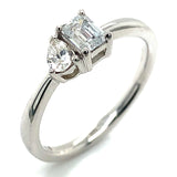 (LD) Anillo con diamantes de laboratorio en oro blanco 14kt.