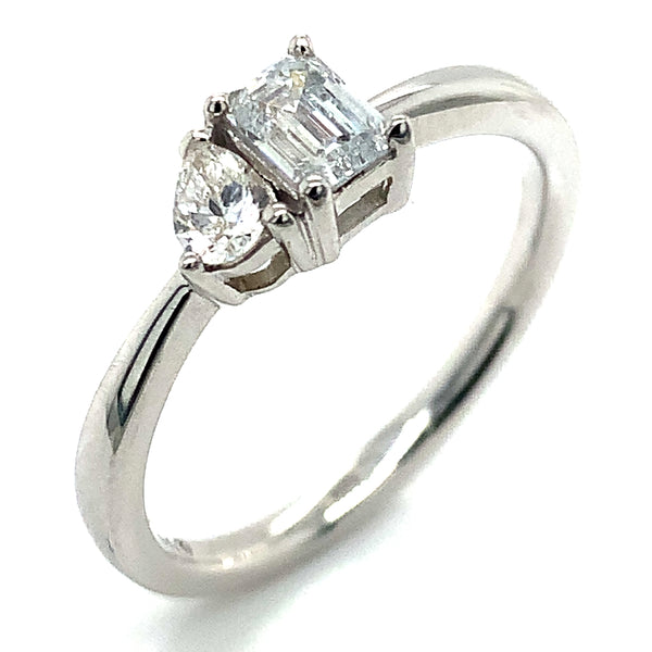 (LD) Anillo con diamantes de laboratorio en oro blanco 14kt.