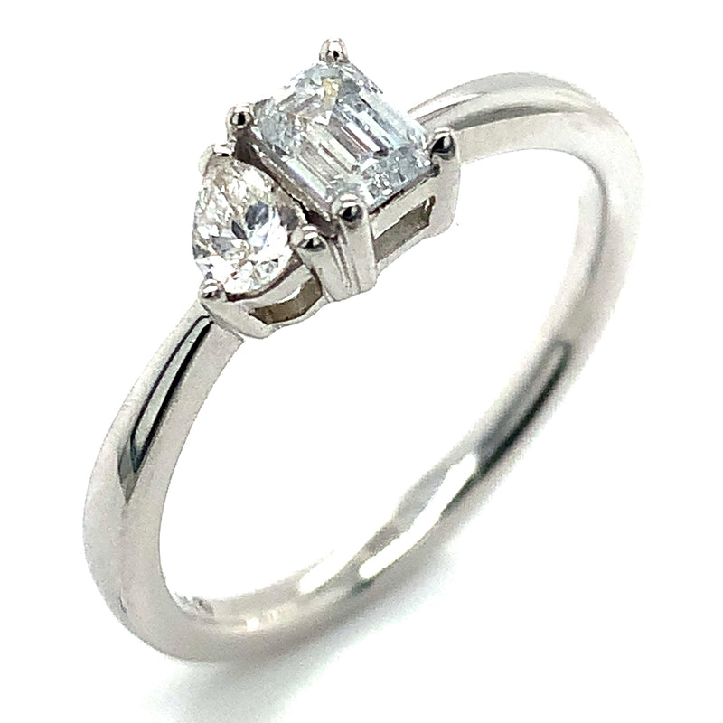 (LD) Anillo con diamantes de laboratorio en oro blanco 14kt.