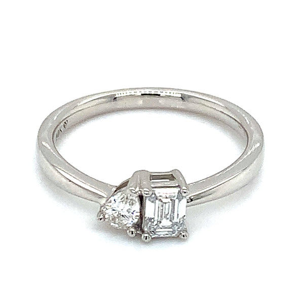 (LD) Anillo con diamantes de laboratorio en oro blanco 14kt.