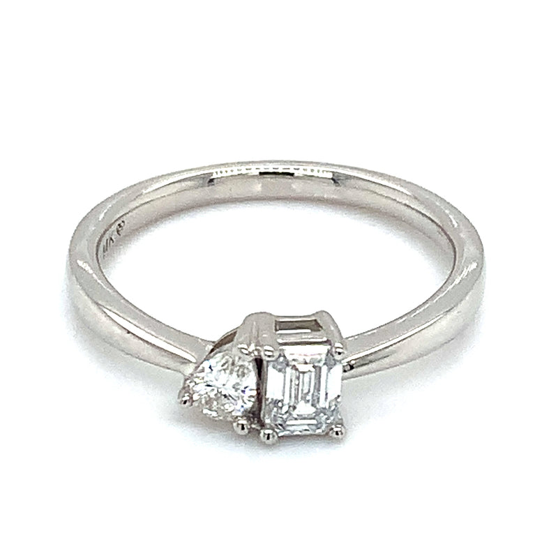 (LD) Anillo con diamantes de laboratorio en oro blanco 14kt.