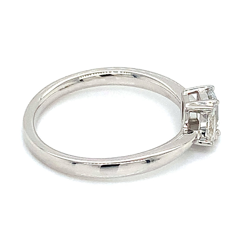 (LD) Anillo con diamantes de laboratorio en oro blanco 14kt.