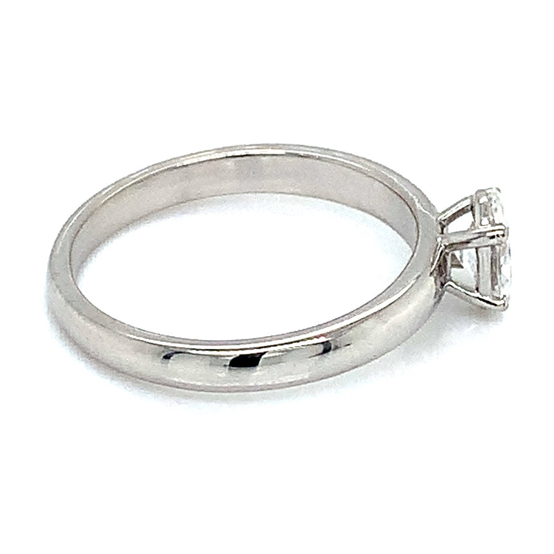(LD) Anillo con diamante de laboratorio en oro blanco 14kt.