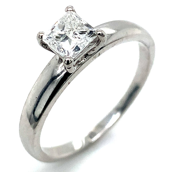 (LD) Anillo con diamante de laboratorio en oro blanco 14kt.
