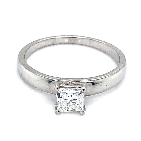 (LD) Anillo con diamante de laboratorio en oro blanco 14kt.