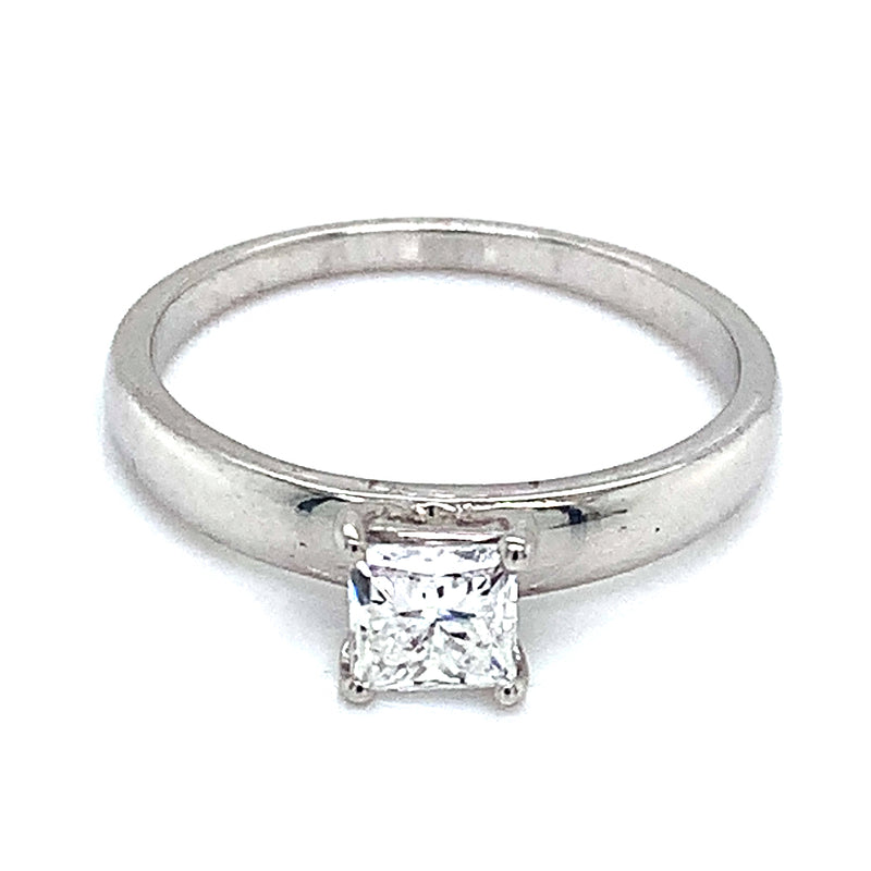 (LD) Anillo con diamante de laboratorio en oro blanco 14kt.