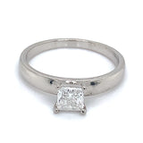 (LD) Anillo con diamante de laboratorio en oro blanco 14kt.