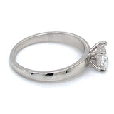 (LD) Anillo con diamante de laboratorio en oro blanco 14kt.
