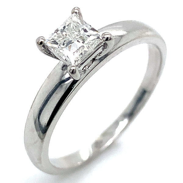 (LD) Anillo con diamante de laboratorio en oro blanco 14kt.