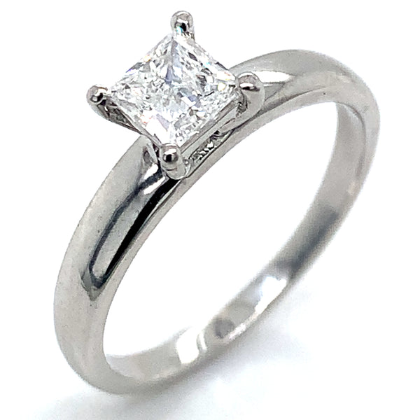 (LD) Anillo con diamante de laboratorio en oro blanco 14kt.