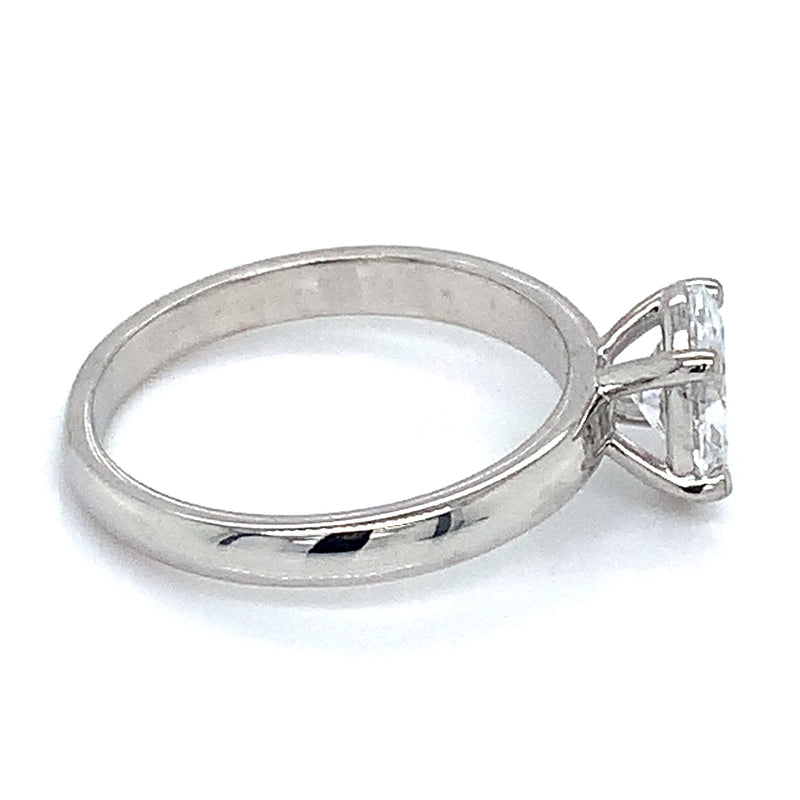 (LD) Anillo con diamante de laboratorio en oro blanco 14kt.