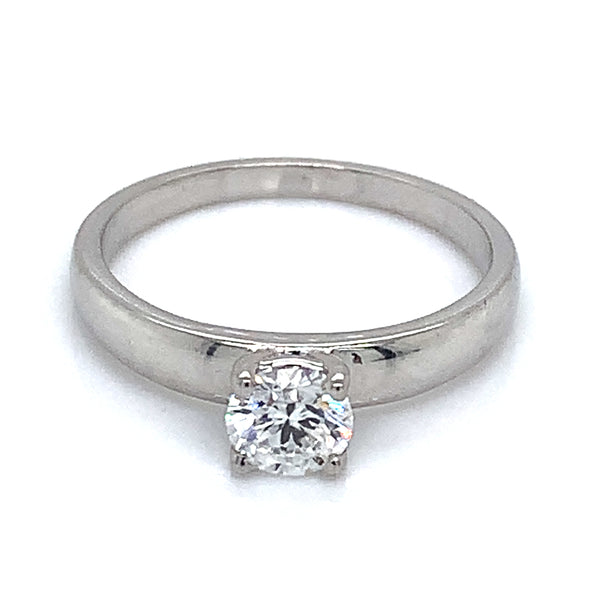 (LD) Anillo con diamante de laboratorio en oro blanco 14kt.