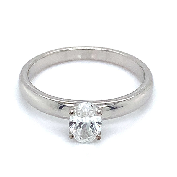 (LD) Anillo con diamantes de laboratorio en oro blanco 14kt.