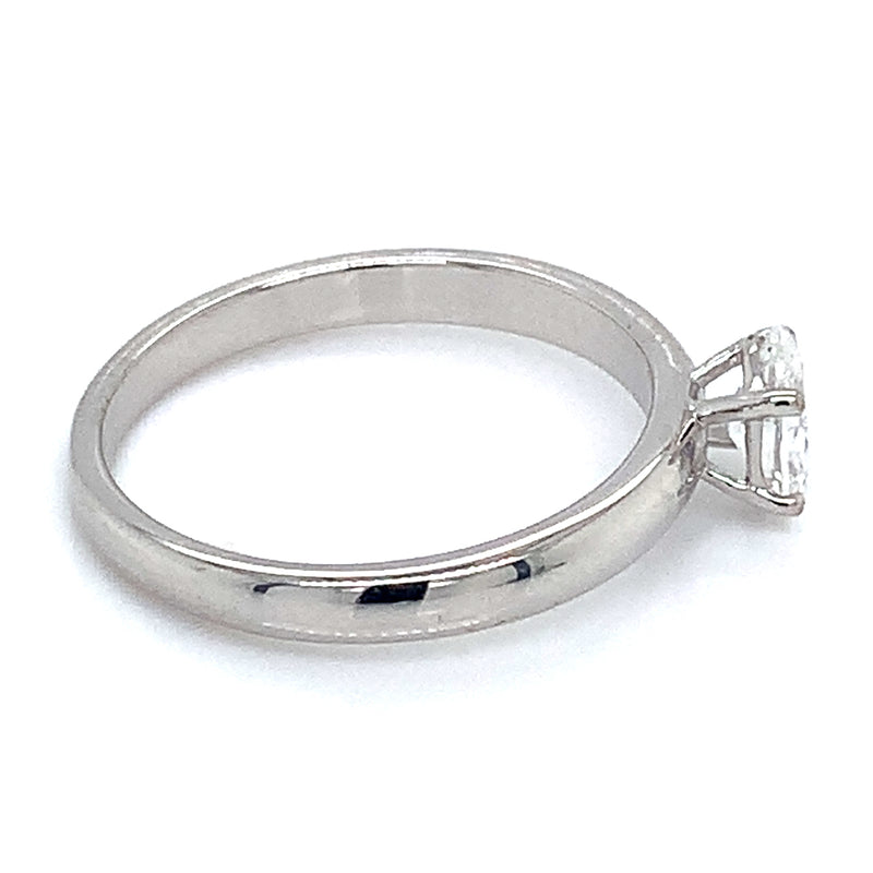 (LD) Anillo con diamantes de laboratorio en oro blanco 14kt.