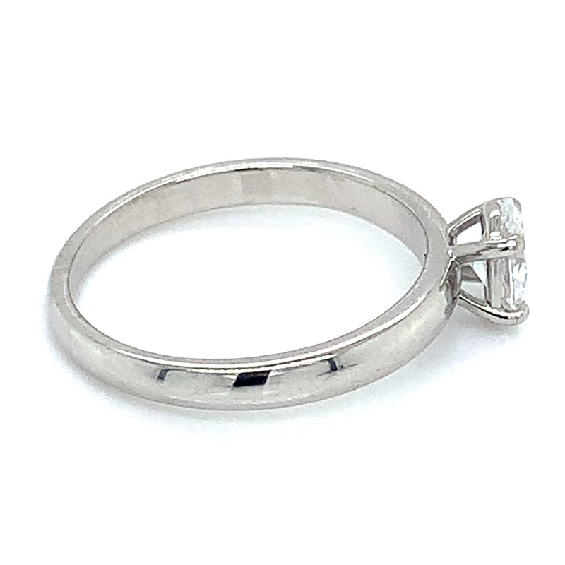 (LD) Anillo con diamantes de laboratorio en oro blanco 14kt.