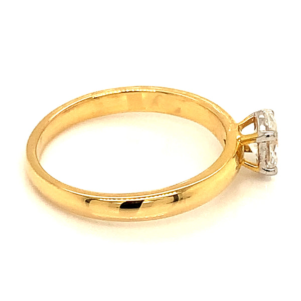 (LD) Anillo con diamante de laboratorio en oro amarillo 14kt.