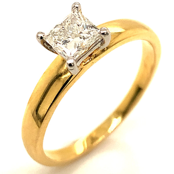 (LD) Anillo con diamante de laboratorio en oro amarillo 14kt.
