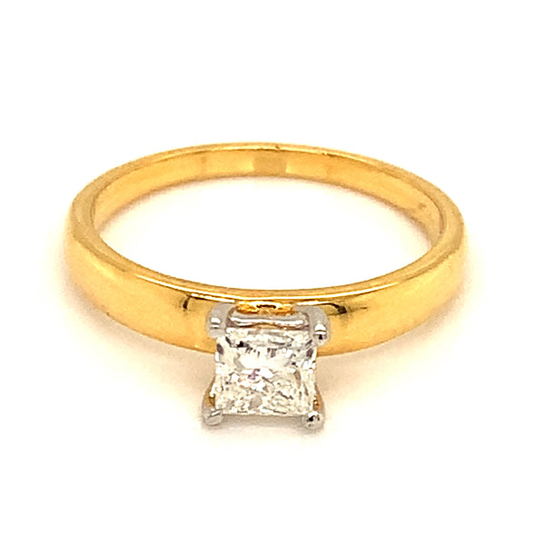 (LD) Anillo con diamante de laboratorio en oro amarillo 14kt.