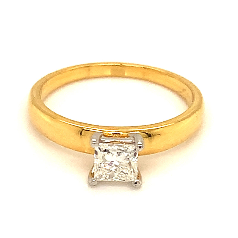 (LD) Anillo con diamante de laboratorio en oro amarillo 14kt.