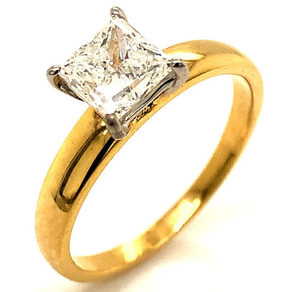 (LD) Anillo con diamante de laboratorio en oro amarillo 14kt.