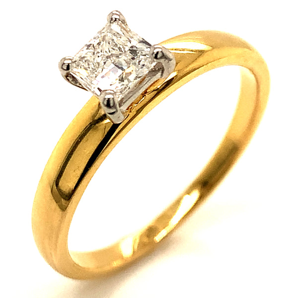 (LD) Anillo con diamante de laboratorio en oro amarillo 14kt.