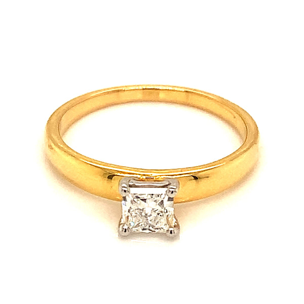 (LD) Anillo con diamante de laboratorio en oro amarillo 14kt.
