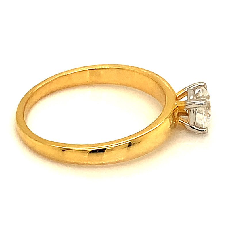 (LD) Anillo con diamante de laboratorio en oro amarillo 14kt.