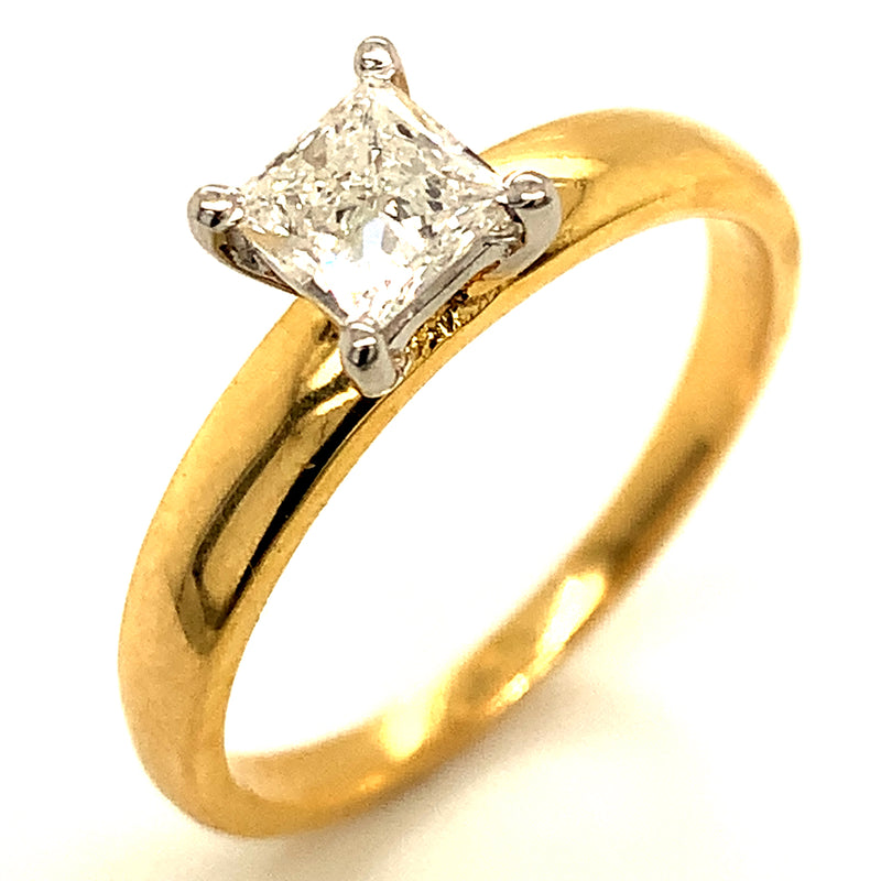 (LD) Anillo con diamante de laboratorio en oro amarillo 14kt.
