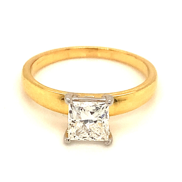 (LD) Anillo con diamante de laboratorio en oro amarillo 14kt.