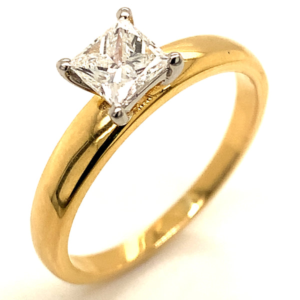 (LD) Anillo con diamante de laboratorio en oro amarillo 14kt.
