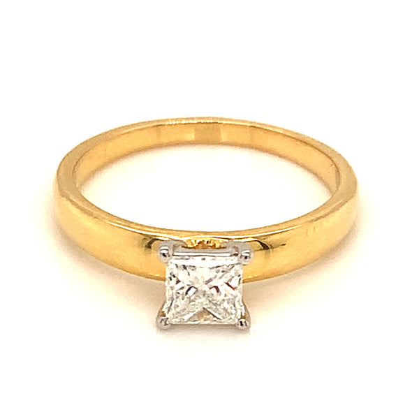 (LD) Anillo con diamante de laboratorio en oro amarillo 14kt.