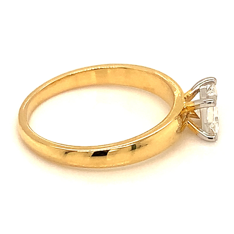 (LD) Anillo con diamante de laboratorio en oro amarillo 14kt.