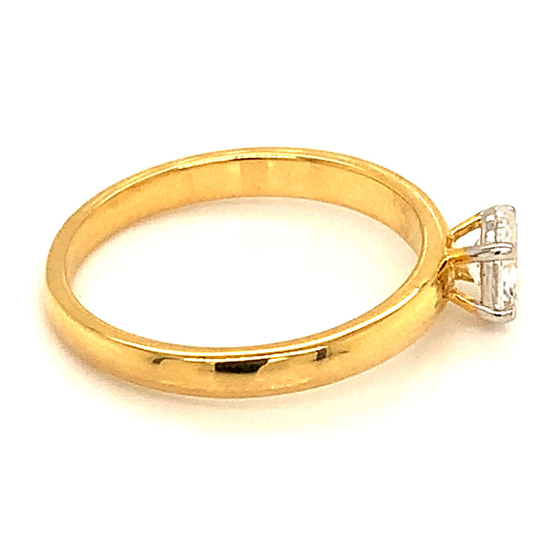 (LD) Anillo con diamante de laboratorio en oro amarillo 14kt.