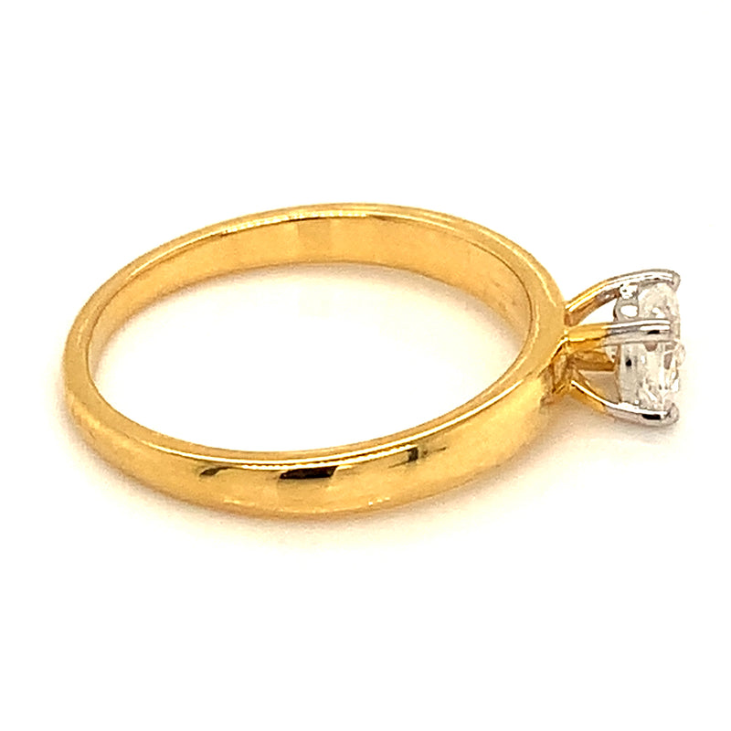 (LD) Anillo con diamante de laboratorio en oro amarillo 14kt.