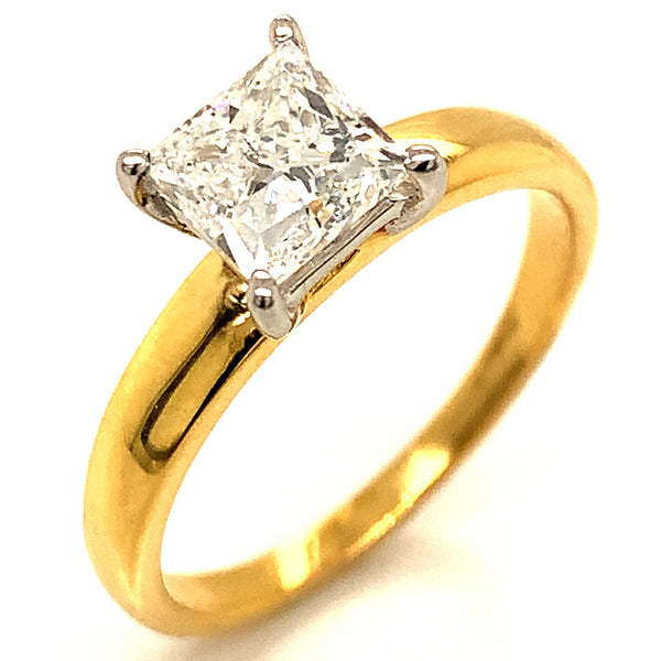 (LD) Anillo con diamante de laboratorio en oro amarillo 14kt.