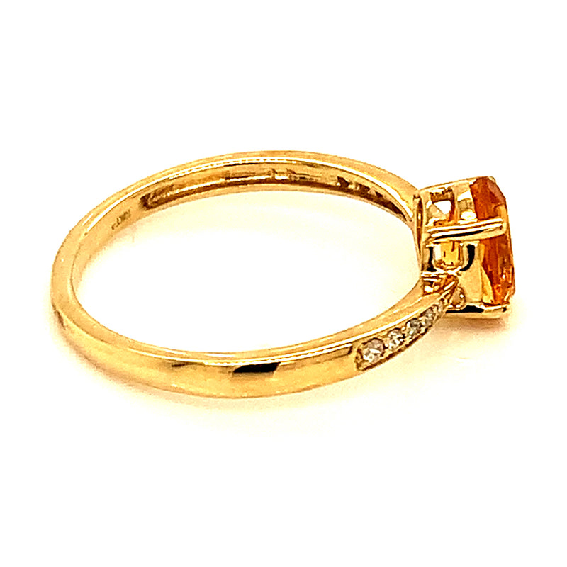 Anillo de citrino con diamante en oro amarillo 10kt.