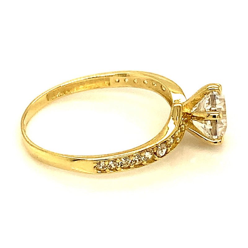 Anillo con circones en oro amarillo 10kt.