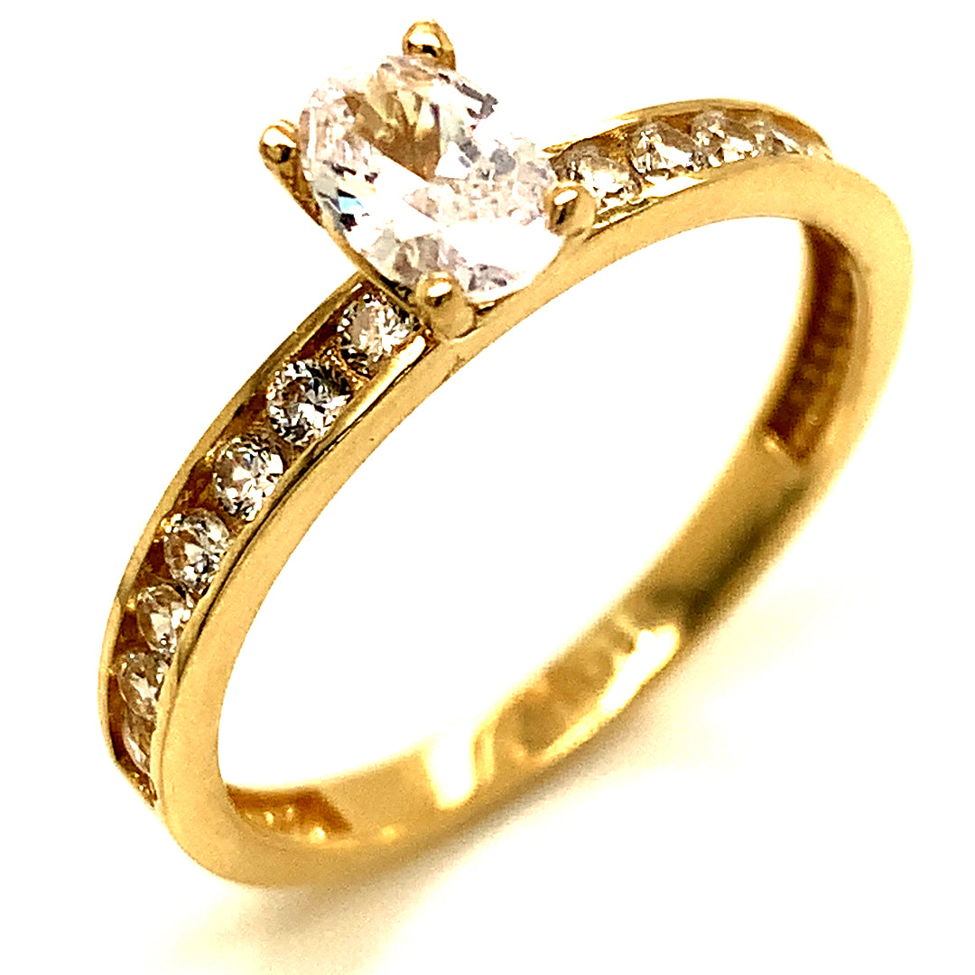 Anillo con circones en oro amarillo 10kt.