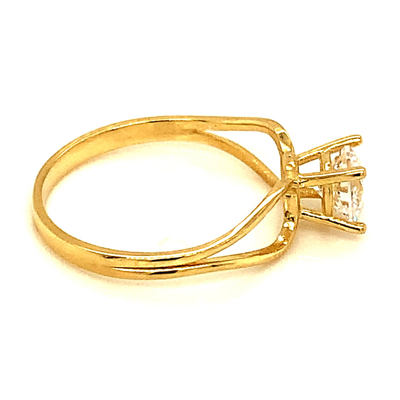 Anillo con circones en oro amarillo 10kt.