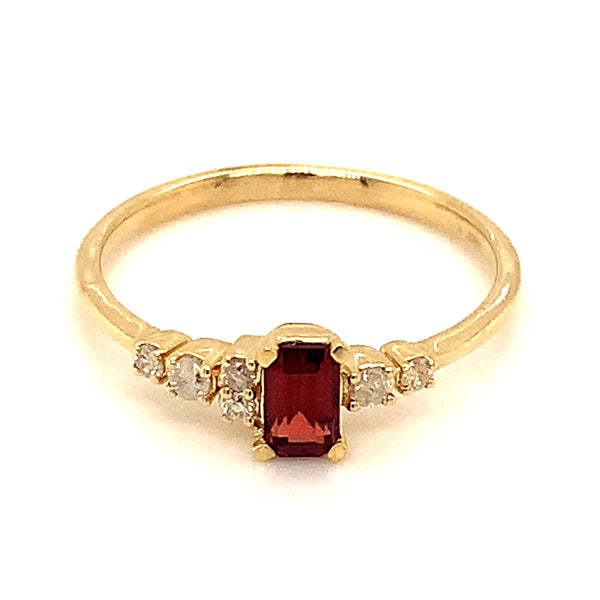 Anillo de granate en oro amarillo 10kt. ANTES: $329.00