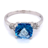 Anillo de topacio azul con diamantes en oro blanco 14k