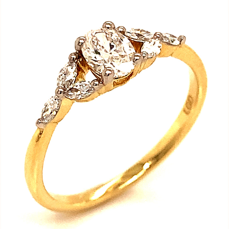 (LD)  Anillo con diamante de laboratorio en oro amarillo 14kt.