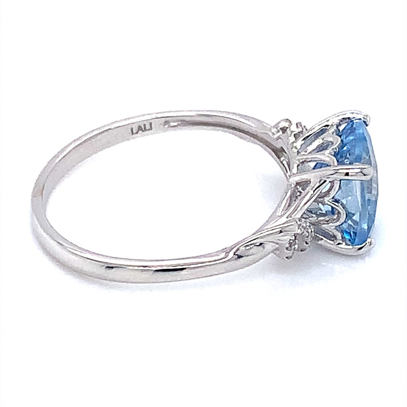 Anillo de topacio azul con diamantes en oro blanco 14k