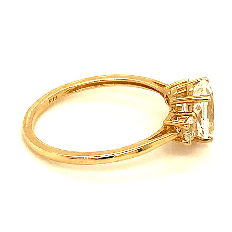 Anillo de zafiro blanco de laboratorio en oro amarillo 10kt.