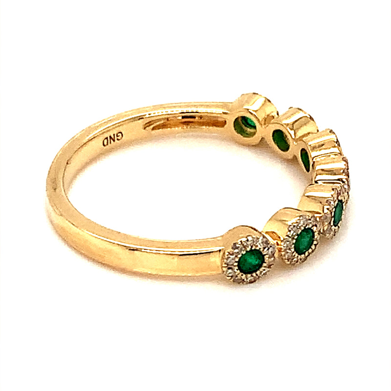 Anillo de esmeralda con diamantes en oro amarillo 10kt.